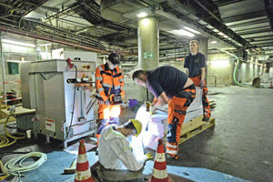  Einziehen eines GFK-Liners in den per Kopfloch geöffneten Schmutzwasserkanal. 