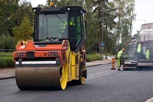  2 Mit dem fein abgestimmten Fahrverhalten der neuen Dynapac - Walzen wird eine hervorragende Oberflächenbeschaffenheit erreicht. Durch das „weiche“ Beschleunigen und Verzögern werden Verformungen und Risse im Asphalt vermieden; so lässt sich beispielsweise sicherstellen, dass auch weniger erfahrene Walzenfahrer die Maschine einsetzen können, ohne Unebenheiten im Asphalt zu erzeugenFotos: Dynapac 