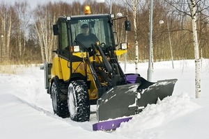  Mit dem seitlich ein- und ausklappbaren Holms-Schneepflug passieren Radlader enge Durchfahrten und räumen auf großer Breite Parkplätze und andere FlächenFoto: Holms 