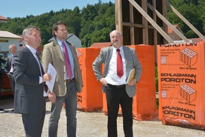  Besuch aus Berlin: Johannes Edmüller (links im Bild, Geschäftsführender Gesellschafter Schlagmann Poroton) führt Dr. Andreas Scheuer (Parlamentarischer Staatssekretär BMVBS) und Hans-Dieter Hegner (rechts im Bild, Ministerialrat BMVBS) durch Rohbau und Baustelle des „Effizienzhauses Plus Schlagmann/BayWa“, das vom Bundesbauministerium in die Forschungsinitiative „Zukunft Bau“ aufgenommen wurde 