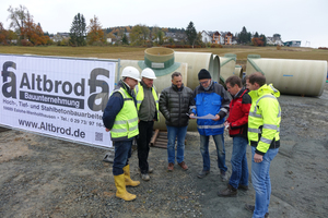  Baubesprechung vor Ort: Uwe Napierski, Vertriebsleiter Sonderanwendungen, Amiantit Germany GmbH, Hans-Jürgen Hense, Schachtmeister, und Dietmar Clever, Bauleitung, Ferdinand Altbrod GmbH &amp; Co KG, Amiantit-Gebietsverkaufsleiter Hans Juergen Bieber, Planer Andreas Veldhuis, Ingenieurbüro Veldhuis für Hoch- und Tiefbau und Markus Senge, Außendienst Tiefbau, Bauking Südwestfalen GmbH (v.l.). 