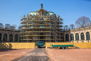  Der Wallpavillion im Dresdner Zwinger verschwindet für zwei Jahre hinter einem Spezial-Gerüst der Firma Hein aus Bischofswerda. 