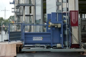  Beide Fotos: Die Geda 1500 Z/ZP vereint zwei unterschiedliche Geräte: Materialaufzug und Transportbühne 