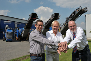  Starke Symbole bei der Maschinenübergabe in Langerwehe: Dirk Thelen (Vertriebsmanager Wirtgen Windhagen), Helmut Borkowski (Geschäftsführer Borkowski GmbH) und Klaus von der Gathen (Geschäftsführer Wirtgen Windhagen) setzen auch in Zukunft auf eine erfolgreiche Partnerschaft 