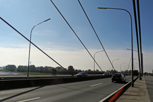  Mit mehr als 39.000 Brücken ist das bundesdeutsche Straßennetz eines der dichtesten und leistungsfähigsten in Europa. Unser Bild zeigt eine Rheinbrücke in Düsseldorf. Foto: Rita Jacobs 