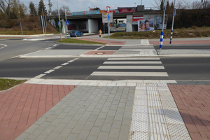  Getrennte Querungsstelle: Rechts taktile und optische Bodenindikatoren, die sehbehinderte Menschen an die Fahrbahn heranführen – links eine ausreichend breit angelegte Fläche, die sich mit Hilfe entsprechender Übergangssteine auf Fahrbahnnieveau absenkt.  