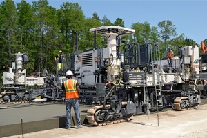  Westlich des Daytona International Speedway in Daytona Beach, Florida, erneuert ein neuer Wirtgen SP 84i Gleitschalungsfertiger im Rahmen eines 134 Millionen Dollar teuren Erweiterungsprojekts für das Verkehrsministerium von Florida den Interstate-Highway I-4 