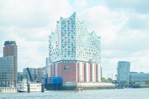  Elbphilharmonie, Hamburg: Markantestes Merkmal des von Hochtief realisierten Bauwerks im Westen der HafenCity ist die gläserne Wellenkrone. Zum Komplex gehören drei Konzertsäle, ein Hotel, gewerbliche Einheiten und Eigentumswohnungen. Die Eröffnung der Elbphilharmonie fand im Januar diesen Jahres statt. Bauherr war die Elbphilharmonie Bau KG, deren Gesellschafter und Hauptfinanzier die Freie und Hansestadt Hamburg ist. 