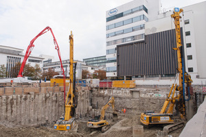  Umfangreiche Logistik: 130 000 Tonnen Erdaushub und 15 000 Tonnen Bauschutt haben die Baustelle bereits über die kleine Logistikfläche verlassen, bevor die Arbeiten am Kellerkasten überhaupt beginnen konnten 