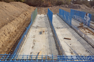  Kanalführung: Vier 36 Meter lange Bodenplatten bilden die Grundlage für die Box-Culverts. Die darüber anzulegende Autobahn wird im rechten Winkel dazu verlaufen 