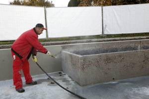  Nach der Untergrundvorbereitung durch Höchstdruckwasserstrahlen bearbeiteten die Sanierungsspezialisten auch den inneren Beckenrand. Die Flächen wurden mattfeucht vorgenässt, um ein Verdursten der drei bis vier Millimeter dicken Feinspachtelschicht PCI Nanocret FC zu verhindern 