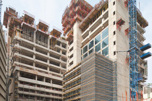  Nachfolgend zu den Rohbaugeschossen bietet das PERI UP Fassadengerüst 1,00 m breite Arbeitsplattformen, um die Natursteinarbeiten an der Fassade rasch und sicher ausführen zu können 