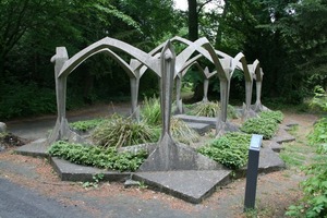  Das Grabmal Wissinger von Max Taut auf dem Südwestkirchhof Stahnsdorf mit Grabplatte und Grabstein 