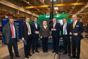  Gruppenbild mit Dame: Bei der Vögele Werksführung v.l.: Bernhard Düser (Vögele Vorstandsmitglied), Stefan Wirtgen (Vögele Gesellschafter und Vorsitzender des Aufsichtsrats), Hendrik Hering (Minister für Wirtschaft, Verkehr, Landwirtschaft und Weinbau in Rheinland-Pfalz), Gisela Wirtgen (Vögele Gesell-schafterin), Kurt Beck (Ministerpräsident von Rheinland-Pfalz), Jürgen Wirtgen (Vögele Gesellschafter), Dr. Christian Pawlik (Vögele Vorstandsmitglied) 