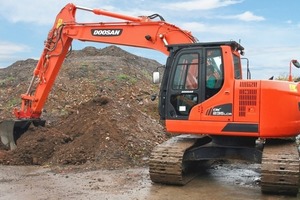  Bei nur 3,99 m Schwenkkreis-Durchmesser im 360°-Vollkreis erzielt der 24-t-Kurzheckbagger DX235LCR von Doosan 9,8 m Reichweite und 7,9 m Ausschütthöhe 