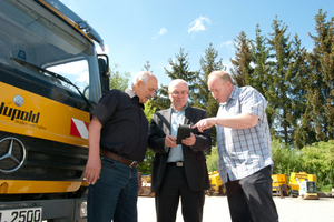  Bild 2: Volker Heimburger von der Zürcher Hard- und Software GmbH (Mitte) im Gespräch mit Hans Weckenmann, Geschäftsleitung und Jürgen Hitzler, Kaufmännische Leitung von der Lupold Straßen- und Tiefbau GmbH: „Der Logger ermöglicht  die exakte Kontrolle von Arbeitsstunden der Mitarbeiter auf der Baustelle.“ 