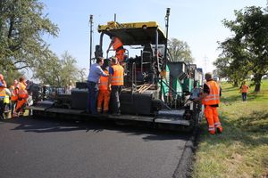  Materialkette: Hier wartet die frisch aufgebrachte Schicht auf ihre fachgerechte Verdichtung.  