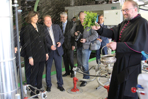  Bayerns Wirtschaftsministerin Ilse Aigner weiht zusammen mit Dekan Stefan Scheifele den neuen Tunnelofen am Stammsitz der Ziegelwerke Leipfinger Bader in Vatersdorf (Niederbayern) ein.&nbsp; 