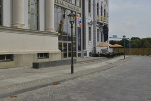  Am angrenzenden Filmmuseum umrahmen rund 500 Tonnen geschnittene Blöcke, Bodenplatten und Blockstufen aus dem Granitstein Leuco-Gabbro die großen Pflanzflächen auf dem Vorplatz. 