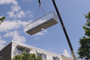  links: Klinik in Bad Aibling: Die Stützenpylone werden nach der Fertigstellung der Fassade aufgestellt und an die fünf Geschossdecken montiert. Danach erfolgt das Aufsetzen der Balkonerechts: Die Montage der Balkonanschlüsse umfasste auch die Isokörbe und Adapter. Erst nach dem Fertigstellen der Fassade wurden die Balkone an die Anschlüsse montiert 