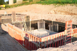  Die Bohrpfähle, die den Brückenpfeilern Halt geben sollen, haben einen Durchmesser von 1,5 m und  ragen bis zu 27 m in die Tiefe. 