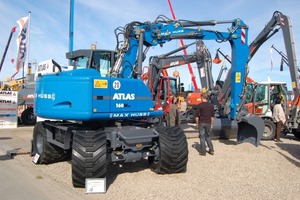  Atlas 160W SR (SR steht für Short Radius, also verkürzten Heckschwenkradius) mit breiter Bandenmark-Sonderbereifung und speziellem, seitlich verstellbarem AuslegerFoto: Verfasser 