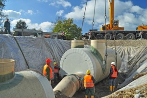  Das Entlastungsbauwerk wird in die Baugrube abgesenkt 