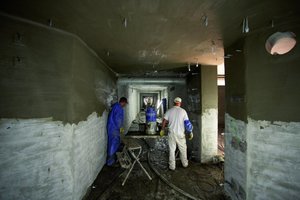  Herstellung der Flächenabdichtung an den Decken- und Wandflächen des Bunkers der Universitätsmedizin Rostock im Spritzverfahren mit Multi-Baudicht 2K. 