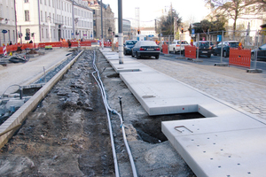  Verlegung eines der Hauptstränge, an denen die Tröpfchenbewässerungen für die Bäume angeschlossen werden. 