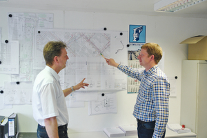  Baubesprechung vor Ort: Bauleiter Dipl.-Ing. Hendrik Taphorn und Thomas Wede, Gebietsleiter der Amitech Germany GmbH, besprechen den weiteren Bauablauf. Die hervorragende Abstimmung aller Beteiligten trugen entscheidend zum Erfolg der Baumaßnahme bei 