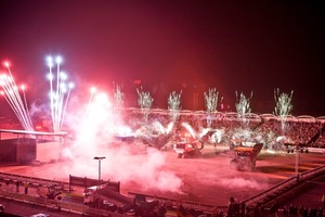  Die Wirtgen Group zündete am ersten Abend ein wahres „Feuerwerk der Innovationen“. In einer dramatisch inszenierten Feuershow wurden die „brandneuen“ Produktinnovationen von Wirtgen, Vögele, Hamm und Kleemann ästhetisch in Szene gesetztFotos: Wirtgen Group 