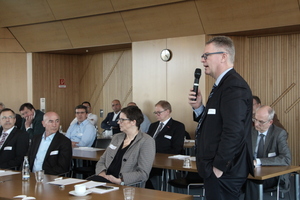  Welchen Beitrag leistet der Bau zum Thema Nachhaltigkeit? Darüber diskutierten Marktkenner wie BDB-Geschäftsführer Michael Hölker (vorne rechts) beim Knauf Forum Baukultur.  