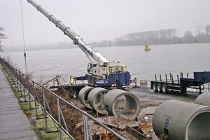  v.l.n.r.: Spezialeinsatz für FBS-Stahlbetonrohre: Bei einer außergewöhnlichen Kanalsanierungs-maßnahme am Bonner Rheinufer wurden 9 Stahlbetonrohre von Tauchern auf dem Grund des Rheins zu einer rund 20 m langen Leitung zusammengefügtFoto: Reiff-BetonEin Mobilkran legte entsprechend den Anweisungen eines Tauchers die Stahlbetonrohre auf dem Rheingrund ab, wo sie mit einer Zugvorrichtung fachgerecht miteinander verbunden wurdenFoto: Barbara FrommannDie FBS-Stahlbetonrohre DN 1400 wurden bei der Reiff-Beton GmbH &amp; Co. KG in Kruft gefertigt und zur Einbaustelle transportiertFoto: Reiff-Beton 