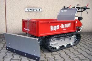  Auch im Winter machen sich Raupendumper nützlich; ein handgeführter Raupen-Caddy RC 350 von PowerPac mit Schneeschild führt in der Pritsche Streugut mitFoto: PowerPac 