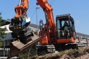  Hans-Peter Alischer beim präzisen Materialverfüllen mit dem Doosan-Kettenbagger DX140LCR-3 plus MTS-Rototilt und Grabenräumlöffel. 