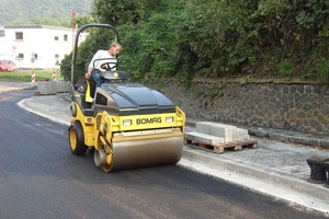  2,6 t schwere BW 120 AC-4 Kombiwalze mit Andrückrolle zur Verdichtung bis unmittelbar an die BordsteinkanteFoto: Bomag 