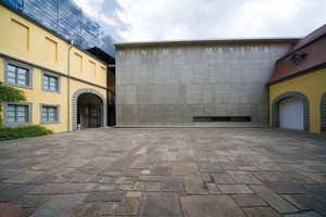  v.l.n.r.: Sichtbeton erlebt schon seit längerem eine Renaissance. So erinnert zum Beispiel beim Angermuseum in Erfurt eine Wand an gestapelte Passepartouts und BilderrahmenEck- bzw. Abschlussmatrizen ermöglichen bei dem Dessin „Lausitzer Granit“ eine Fortführung der Struktur „um die Ecke“. Das Dessin selbst ist so aufgebaut, dass es in Höhe wie Breite beliebig ergänzt werden kann. Diese Aufnahme entstand an einem Brückenbauwerk der B 178n bei Löbau 