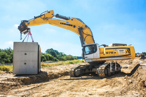  Mit einem Einsatzgewicht von etwa 90 Tonnen bietet der Liebherr-Raupenbagger eine Leistung von 400 kW / 544 PS. 