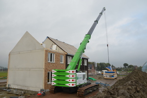  Innerhalb eines Tages werden in Leeuwarden Null-Energiehäuser gebaut. Mit einem neuen Sennebogen 673 Raupenteleskopkran platziert Meijmat BV die bis zu 16 t schweren Fertigbauteile. 