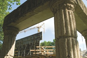  v.l.n.r.: Die auffällige Silhouette ist gemäß jüdischer Bautradition nach Osten ausgerichtet. Der Neubau entsteht am Standort der 1938 von den Nationalsozialisten gesprengten historischen HauptsynagogeDie 3.700 m² Außenwandflächen und rund 600 m² Innenwände wurden mit der Manto-Großrahmenschalung geschaltAußergewöhnliche Bauwerke erfordern außergewöhnliche Lösungen:Modex ausgelegt als Raumgerüst sorgte für eine sichere Lastableitung aller auftretenden Horizontal- und Vertikalkräfte und bestach dennoch mit schnellen Montagezeiten. Im Fall der Mainzer Synagoge summierte sich die abzutragende Stiellast auf bis zu 39 kN 