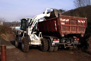  13 Der 5,2 t wiegende Terex-Schwenklader TL70S kann mit seiner 0,7-m³-Schaufel Lkw von der Seite beladen, ohne dabei mehr als eine Fahrspur zu beanspruchen 