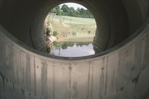  Eingebaute Wehranlage zum Drosseln, Kaskadieren und Spülen  