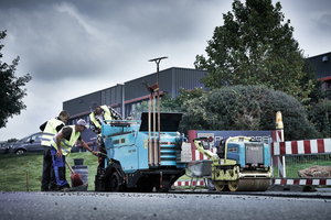  Ammann hat den Mini Radfertiger AFW 150-2 an entscheidenden Stellen modifiziert, die das Handling der Maschine auf der Baustelle vereinfachen und die Arbeitsprozesse effizienter gestalten. 