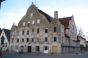  Trotz des maroden Zustandes der Bausubstanz versuchten  alleBaubeteiligten, möglichst viel der ursprünglichen Fassadenoptik des Rathauses zu erhalten. 