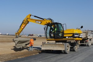  JCB Mobilbagger JS175W im Einsatz entlang einer ZufahrtstraßeFoto: JCB 