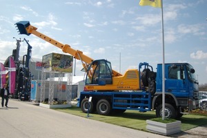  Schnellster Mobilbagger auf dem Markt ist der in der EU mit bis zu 80 km/h Tempo auf Straßen zugelassene CSM UDS 214 mit praktischem Teleskopausleger auf serienmäßigen Lkw-Chassis.Foto: Cohrs 