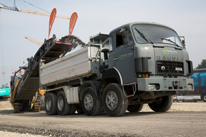  Direkt vor der Fräse mit Maschinensteuerung fährt der LKW zur Aufnahme des gelösten Materials. Der LKW-Fahrer passt sich dem Tempo der Fräse an. 