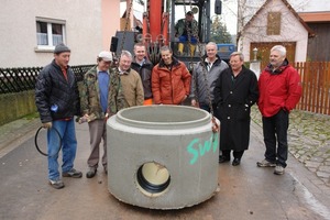  V.r.n.l.: Dipl.-Ing. (FH) Wolfgang Söllner (Mitarbeiter des IB Bayer), Horst M. Bayer (Beratender Ingenieur), Günter Winkler (Manfred Winkler GmbH &amp; Co. KG), Funke-Fachberater Horst Derra, Klärwärter Gerd Selig, Bürgermeister Helmut Roch, Polier Ludwig Grosser und Arbeiter Hubert Mausch 