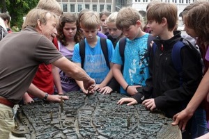  Schon das mittelalterliche Stadtrelief auf dem Lübecker Markt macht deutlich, wie „eng“ es im UNESCO-Weltkulturerbe zu-geht. Baustellen hier sind immer eine technologische Herausforderung 