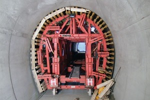  2 Bei Tunnelwänden – hier der Tunnelschalwagen in der Perschling-Tunnelkette (Österreich) – wird per Außenrüttler verdichtet. Die betonierte Tunnelwand zeigt’s: Richtig durchgeführt, verdichtet das Außenrütteln gleichmäßig und gut 